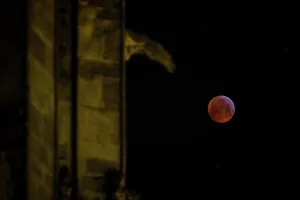 Astronomy Prints: Fra-Astronomy-Eclipse-Moon-Environment-Lune