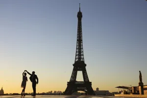 <b class=qtipBold><figcaption>FRANCE-LIFESTYLE-TOURISM</figcaption></b><br>A couple dance at sunrise on October 6, 2016 on the Trocadero plaza, in front of the Eiffel towerin Paris. / AFP PHOTO / LUDOVIC MARIN<br><em>© Copyright Agence France-Presse (AFP) - All Rights Reserved</em> FRANCE-LIFESTYLE-TOURISM