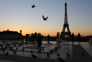 <b class=qtipBold><figcaption>France-Paris-Feature</figcaption></b><br>Pigeons fly past as bride and groom are photographed at the Trocadero Plaza opposite the Eiffel tower, at sunrise on October 1, 2015. AFP PHOTO / LUDOVIC MARIN / AFP PHOTO / LUDOVIC MARIN<br><em>© Copyright Agence France-Presse (AFP) - All Rights Reserved</em> France-Paris-Feature