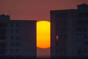 <b class=qtipBold><figcaption>France-Sunrise-Feature</figcaption></b><br>A picture taken on October 17, 2017 shows the sun rising over the roof of an appartment building in Tours. / AFP PHOTO / GUILLAUME SOUVANT<br><em>© Copyright Agence France-Presse (AFP) - All Rights Reserved</em> France-Sunrise-Feature