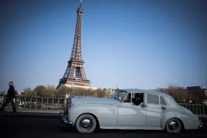 <b class=qtipBold><figcaption>FRANCE-TOURISM-FEATURE</figcaption></b><br>A Rolls-Royce is pictured at the Bir-Hakeim bridge near the Eiffel tower on March 26, 2017 in Paris. / AFP PHOTO / Lionel BONAVENTURE<br><em>© Copyright Agence France-Presse (AFP) - All Rights Reserved</em> FRANCE-TOURISM-FEATURE