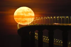 <b class=qtipBold><figcaption>France-Weather-Full-Moon</figcaption></b><br>A full moon rising over the Re Island Bridge in Rivedoux is pictured on December 14, 2016. / AFP PHOTO / Xavier LEOTY<br><em>© Copyright Agence France-Presse (AFP) - All Rights Reserved</em> France-Weather-Full-Moon