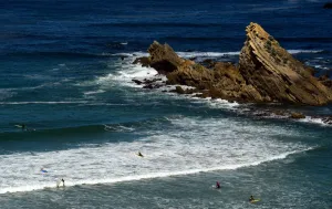 <b class=qtipBold><figcaption>FRANCE-WEATHER-SURFING</figcaption></b><br>Surfers enter the water at the Atlantic coast in Biarritz, southwestern France, on May 20, 2016. / AFP PHOTO / FRANCK FIFE<br><em>© Copyright Agence France-Presse (AFP) - All Rights Reserved</em> FRANCE-WEATHER-SURFING