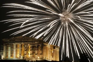 <b class=qtipBold><figcaption>Greece-New-Year-Parthenon</figcaption></b><br>Fireworks explode above the ancient Parthenon temple atop the Acropolis hill during New Year celebrations in Athens on January 1, 2017. ANGELOS TZORTZINIS / AFP<br><em>© Copyright Agence France-Presse (AFP) - All Rights Reserved</em> Greece-New-Year-Parthenon