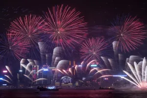<b class=qtipBold><figcaption>Hong-Kong-New-Year</figcaption></b><br>Fireworks explode over Victoria harbour during New Year celebrations in Hong Kong on January 1, 2017. / AFP PHOTO / DALE DE LA REY<br><em>© Copyright Agence France-Presse (AFP) - All Rights Reserved</em> Hong-Kong-New-Year