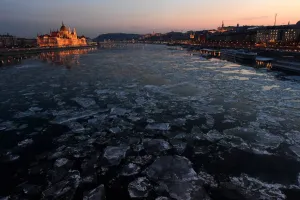 <b class=qtipBold><figcaption>Hungary-Weather-Travel-Danube</figcaption></b><br>Ice floes float in the water of the River Danube nearby the parliament building (L) of Budapest on January 10, 2017. AFP PHOTO / ATTILA KISBENEDEK<br><em>© Copyright Agence France-Presse (AFP) - All Rights Reserved</em> Hungary-Weather-Travel-Danube