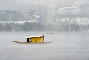 <b class=qtipBold><figcaption>India-Kashmir-Weather</figcaption></b><br>Kashmiri boatmen paddle a shikara across Dal Lake amid dense fog following rainfall in Srinagar on April 6, 2017. The Srinagar-Jammu National Highway was closed after landslides on April 6, and schools in the Kashmir Valley have been closed until April 9, following rain and fresh snowfall. / AFP PHOTO / Tauseef MUSTAFA<br><em>© Copyright Agence France-Presse (AFP) - All Rights Reserved</em> India-Kashmir-Weather