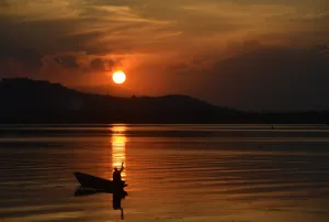<b class=qtipBold><figcaption>India-Kashmir-Weather-Sunset-Feature</figcaption></b><br>A Kashmiri boatman paddles his boat on Dal Lake during sunset in Srinagar on March 30, 2016. AFP PHOTO / TAUSEEF MUSTAFA<br><em>© Copyright Agence France-Presse (AFP) - All Rights Reserved</em> India-Kashmir-Weather-Sunset-Feature