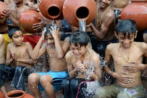 Child Prints: India-Religion-Hindu-Bathe