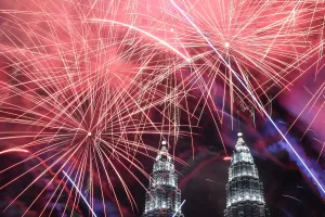 <b class=qtipBold><figcaption>Malaysia-New-Year</figcaption></b><br>Fireworks illuminate the sky near Malaysia's Petronas Twin Towers during New Year celebrations in Kuala Lumpur on January 1, 2017. / AFP PHOTO / MOHD RASFAN<br><em>© Copyright Agence France-Presse (AFP) - All Rights Reserved</em> Malaysia-New-Year