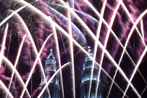 <b class=qtipBold><figcaption>Malaysia-New-Year</figcaption></b><br>Fireworks illuminate the sky near Malaysia's Petronas Twin Towers during New Year celebrations in Kuala Lumpur on January 1, 2017. / AFP PHOTO / MOHD RASFAN<br><em>© Copyright Agence France-Presse (AFP) - All Rights Reserved</em> Malaysia-New-Year