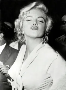 <b class=qtipBold><figcaption>Marilyn Monroe Gracious Grimace</figcaption></b><br>American actress Marilyn Monroe poses in front of the photographers, executing a very gracious grimace, on September 13, 1954 her arrival New York, where the star has not come for three years. AFP PHOTO / AFP PHOTO<br><em>© Copyright Agence France-Presse (AFP) - All Rights Reserved</em> Marilyn Monroe Gracious Grimace