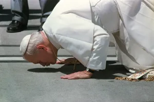 <b class=qtipBold><figcaption>New Zealand-Pope Kisses the Ground</figcaption></b><br>Pope John Paul II kisses the ground upon his arrival in Auckland airport on the fourth leg of a six-nation tour 22 November 1986. AFP PHOTO JEAN-CLAUDE DELMAS / AFP PHOTO / JEAN-CLAUDE DELMAS<br><em>© Copyright Agence France-Presse (AFP) - All Rights Reserved</em> New Zealand-Pope Kisses the Ground