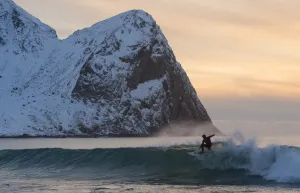 <b class=qtipBold><figcaption>Norway-Extreme Surfing-Arctic</figcaption></b><br>A surfer rides a wave at the snowy beach of Unstad, in Lofoten Island, Arctic Circle, on March 9, 2016. Surfers from all over the world comes to Lofoten island to surf in extrem conditions. Ocean temperature is 6-7 °C, air temperature around 0°C in spite of a weather very unstable. / AFP PHOTO / OLIVIER MORIN<br><em>© Copyright Agence France-Presse (AFP) - All Rights Reserved</em> Norway-Extreme Surfing-Arctic