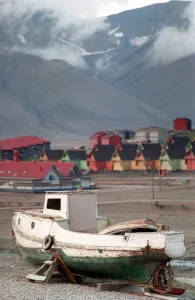 <b class=qtipBold><figcaption>Norway-Svalbard-Feature</figcaption></b><br>Photo taken 13 August 1989 of a ship in Longyearbyen at the Svalbard archipel in Norway. / AFP PHOTO / GILLES LEIMDORFER<br><em>© Copyright Agence France-Presse (AFP) - All Rights Reserved</em> Norway-Svalbard-Feature
