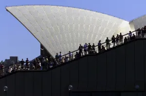 <b class=qtipBold><figcaption>Oly2000-Sailing-Feature</figcaption></b><br>Spectators line the stairs at the Sydney Opera House to watch the final sailing race in the soling class between Denmark and Germany 30 September at the Olympic Games. AFP PHOTO/SVEN NACKSTRAND / AFP PHOTO / SVEN NACKSTRAND<br><em>© Copyright Agence France-Presse (AFP) - All Rights Reserved</em> Oly2000-Sailing-Feature