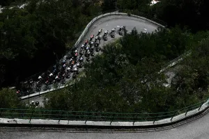: Pack ascends the Montvernier Bends