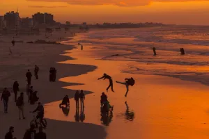 <b class=qtipBold><figcaption>Palestinian-Gaza-Daily Life</figcaption></b><br>Palestinians make jumps on the beach during the sunset in Gaza City on January 10, 2017. / AFP PHOTO / MAHMUD HAMS<br><em>© Copyright Agence France-Presse (AFP) - All Rights Reserved</em> Palestinian-Gaza-Daily Life