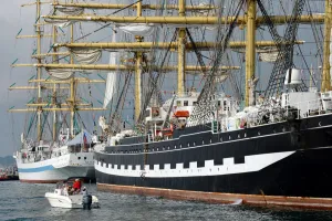 This picture taken on September 27, 2013 shows the Mir (L) and the Krusenstern