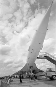 Transport Prints: Retro Concorde-Le Bourget