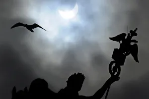 <b class=qtipBold><figcaption>Russia-Astronomy-Eclipse</figcaption></b><br>A picture taken on March 20, 2015 shows a partial solar eclipse over the Arc of the General Staff building in St. Petersburg. AFP PHOTO / OLGA MALTSEVA / AFP PHOTO / OLGA MALTSEVA<br><em>© Copyright Agence France-Presse (AFP) - All Rights Reserved</em> Russia-Astronomy-Eclipse
