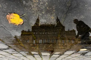<b class=qtipBold><figcaption>Russia-Weather-Tourism</figcaption></b><br>A man is reflected in a puddle as he walks past the GUM department store in downtown Moscow on October 12, 2017. / AFP PHOTO / Kirill KUDRYAVTSEV<br><em>© Copyright Agence France-Presse (AFP) - All Rights Reserved</em> Russia-Weather-Tourism