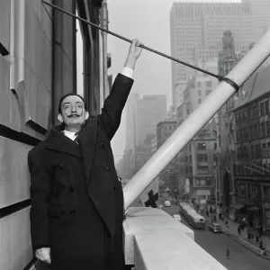 <b class=qtipBold><figcaption>Salvador Dali, New York 1954</figcaption></b><br>Picture released on 1954 of Spanish artist Salvador Dali, in New York. / AFP PHOTO / -<br><em>© Copyright Agence France-Presse (AFP) - All Rights Reserved</em> Salvador Dali, New York 1954
