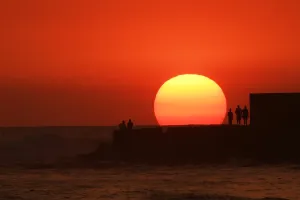 <b class=qtipBold><figcaption>Salvador-Lifestyle-Tourism-Sunset</figcaption></b><br>People watch the sun set at El Tunco beach in La Libertad, 34 km south of San Salvador, on March 5, 2017. / AFP PHOTO / MARVIN RECINOS<br><em>© Copyright Agence France-Presse (AFP) - All Rights Reserved</em> Salvador-Lifestyle-Tourism-Sunset