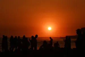 <b class=qtipBold><figcaption>Salvador-Lifestyle-Tourism-Sunset</figcaption></b><br>People watch the sun set at El Tunco beach in La Libertad, 34 km south of San Salvador, on March 5, 2017. / AFP PHOTO / MARVIN RECINOS<br><em>© Copyright Agence France-Presse (AFP) - All Rights Reserved</em> Salvador-Lifestyle-Tourism-Sunset