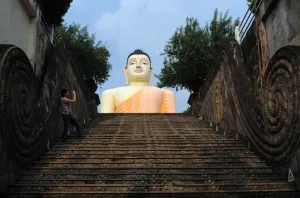 <b class=qtipBold><figcaption>Sri Lanka-Buddhism-Religion</figcaption></b><br>A tourist takes a photograph next to a statue of Buddha at the Kande Viharaya Temple in Aluthgama on February 10, 2016. AFP PHOTO / LAKRUWAN WANNIARACHCHI / AFP PHOTO / LAKRUWAN WANNIARACHCHI<br><em>© Copyright Agence France-Presse (AFP) - All Rights Reserved</em> Sri Lanka-Buddhism-Religion