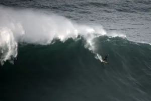 : SURFING-POR-BIG-WAVES