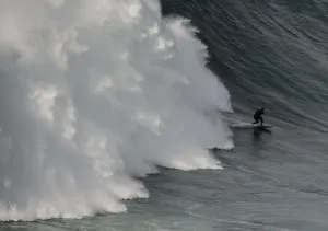 : SURFING-POR-BIG-WAVES