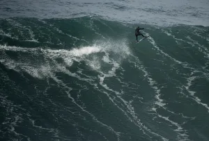 : SURFING-POR-BIG-WAVES