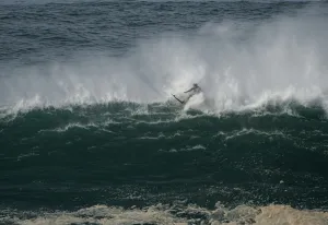 : SURFING-POR-BIG-WAVES