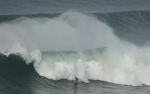 : SURFING-POR-BIG-WAVES
