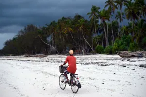 <b class=qtipBold><figcaption>Tanzania-Zanzibar-Theme-Tourism</figcaption></b><br>A cyclist rides on a beach on January 6, 2013 in Zanzibar. AFP PHOTO / GABRIEL BOUYS / AFP PHOTO / GABRIEL BOUYS<br><em>© Copyright Agence France-Presse (AFP) - All Rights Reserved</em> Tanzania-Zanzibar-Theme-Tourism