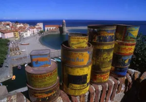 <b class=qtipBold><figcaption>Tourisme-Gastronomie-Collioure</figcaption></b><br>Photo de boites d'anchois de collection posees sur un mur du chateau au port de Collioure, petite station balneaire de la cote catalane Au dernier plan, l'eglise fortifiee. / AFP PHOTO / RAYMOND ROIG<br><em>© Copyright Agence France-Presse (AFP) - All Rights Reserved</em> Tourisme-Gastronomie-Collioure