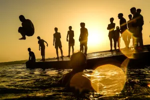<b class=qtipBold><figcaption>Turkey-Weather</figcaption></b><br>A man dives in the sea on the beach at Menekse on July 2, 2017, in Istanbul. Turkey was sweltering in a weekend heatwave that caused record temperatures in much of the country and triggered forest fires in the Aegean region. / AFP PHOTO / YASIN AKGUL<br><em>© Copyright Agence France-Presse (AFP) - All Rights Reserved</em> Turkey-Weather