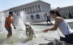<b class=qtipBold><figcaption>Ukraine-Weather-Feature-Dog</figcaption></b><br>A boy plays with his dog as they cool off in the fountain on Independence Square in Kiev on June 23, 2016. / AFP PHOTO / SERGEI SUPINSKY<br><em>© Copyright Agence France-Presse (AFP) - All Rights Reserved</em> Ukraine-Weather-Feature-Dog
