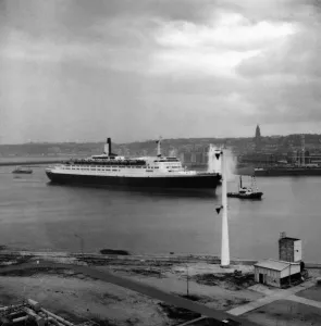 Transport Prints: United Kingdom-Liner Queen Elizabeth 2
