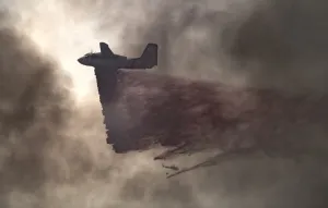 Prints of A plane drops fire retardant on an 80 acre spot fire that broke out in Butte County, California on July 10, 2017. / AFP PHOTO / JOSH EDELSON USA Prints: Us-Environment-Fire-California-Plane