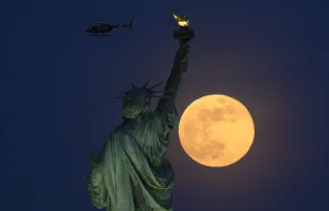 Amazing Moon Prints: Us-Full Moon-Statue