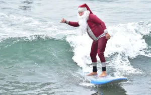 Christmas - Xmas Prints: Us-Holiday-Surfing-Santa-Offbeat