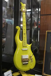 Music Prints: Us-Music-Prince-Guitar