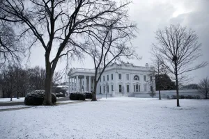 Prints of A light dusting of snow is seen at the White House on January 30, 2017 in Washington, DC. / AFP PHOTO / Brendan Smialowski USA Prints: Us-Politics-Snow