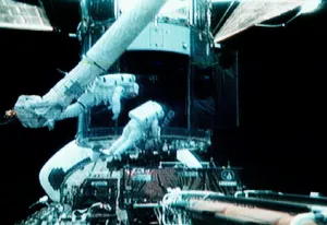 Us-Spacewalk to Hubble