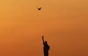 <b class=qtipBold><figcaption>Us-Statue of Liberty-Sunset</figcaption></b><br>A bird flies over the Statue of Liberty as the sun sets in New York on May 12, 2016. / AFP PHOTO / Jewel SAMAD<br><em>© Copyright Agence France-Presse (AFP) - All Rights Reserved</em> Us-Statue of Liberty-Sunset