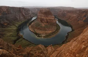 <b class=qtipBold><figcaption>Us-Tourism-Nationalpark-Glencanyon</figcaption></b><br>The Colorado River wraps around Horseshoe Bend in the in Glen Canyon National Recreation Area in Page, Arizona, on February 11, 2017. / AFP PHOTO / RHONA WISE<br><em>© Copyright Agence France-Presse (AFP) - All Rights Reserved</em> Us-Tourism-Nationalpark-Glencanyon